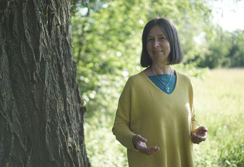 Katharina vor einem Baum