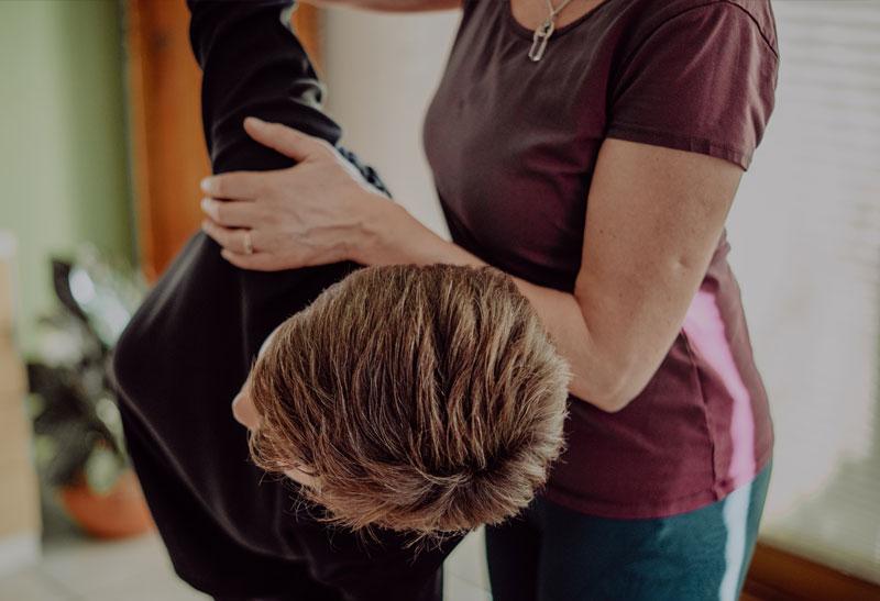 Anleitung bei Yogaübung