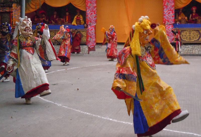 Menschen in traditionellen Gewändern